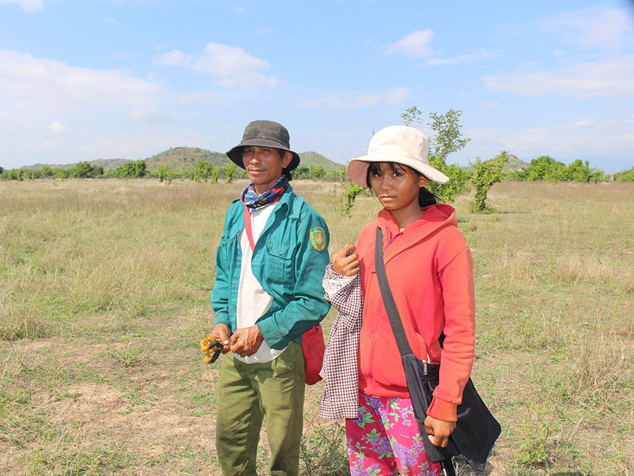 Hai cha con anh Trà Phân đi chăn cừu thuê - ảnh: Quang Viên Hai cha con anh Trà Phân đi chăn cừu thuê - ảnh: Quang Viên