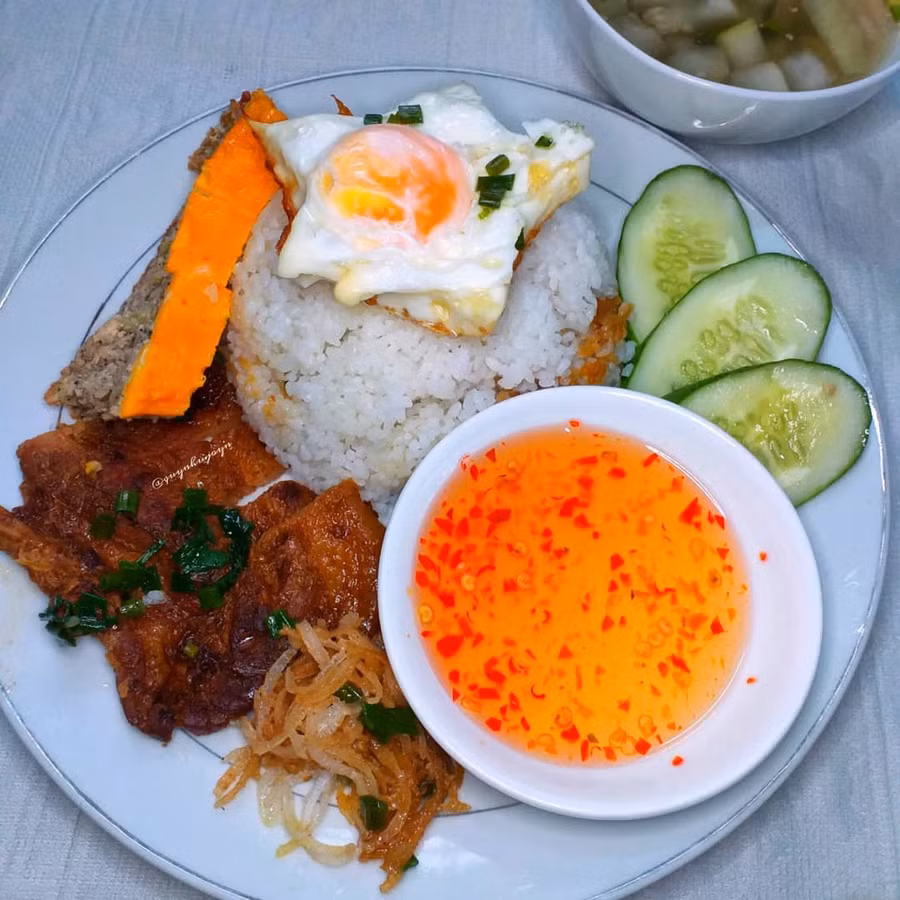 Món cơm tấm Sài Gòn là món ăn bình dị của nhiều người dân sống ở thành phố này. (Ảnh: quynhu.joyn).