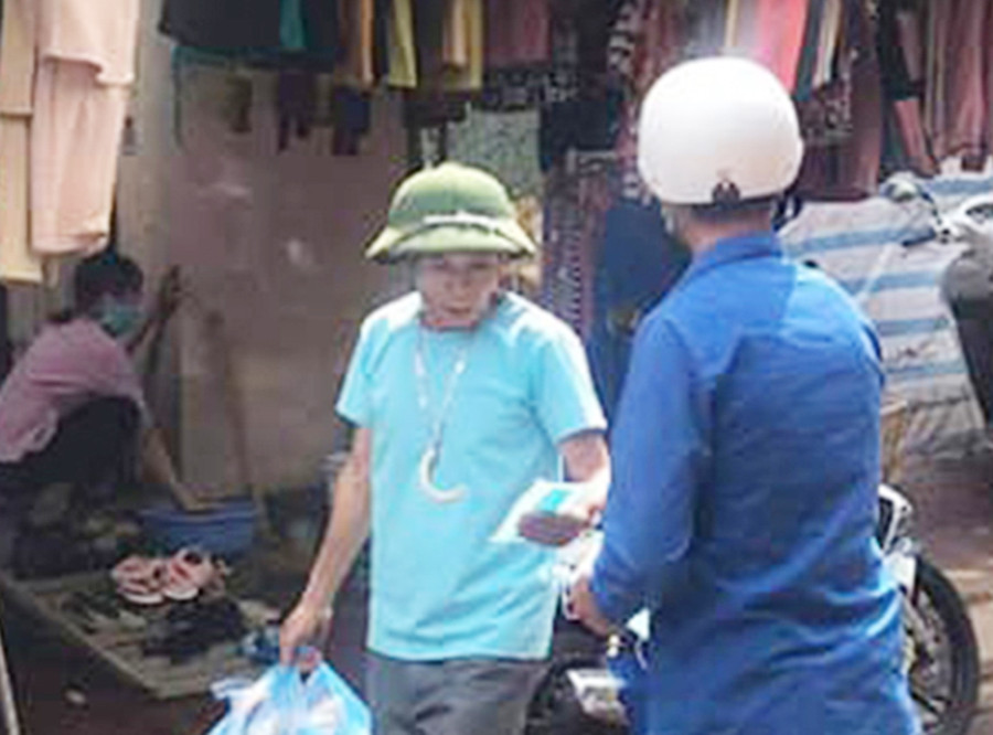 Đoàn viên, thanh niên phát khẩu trang miễn phí cho người dân tại những nơi công cộng. Ảnh: Hà Phương Đoàn viên, thanh niên phát khẩu trang miễn phí cho người dân tại những nơi công cộng. Ảnh: Hà Phương