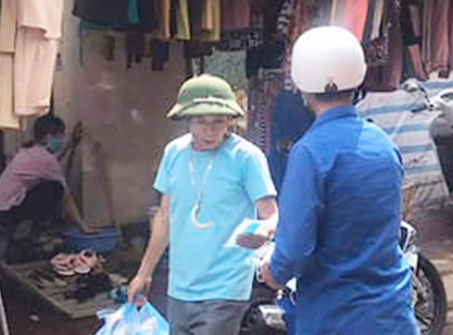  Đoàn viên, thanh niên phát khẩu trang miễn phí cho người dân tại những nơi công cộng. Ảnh: Hà Phương