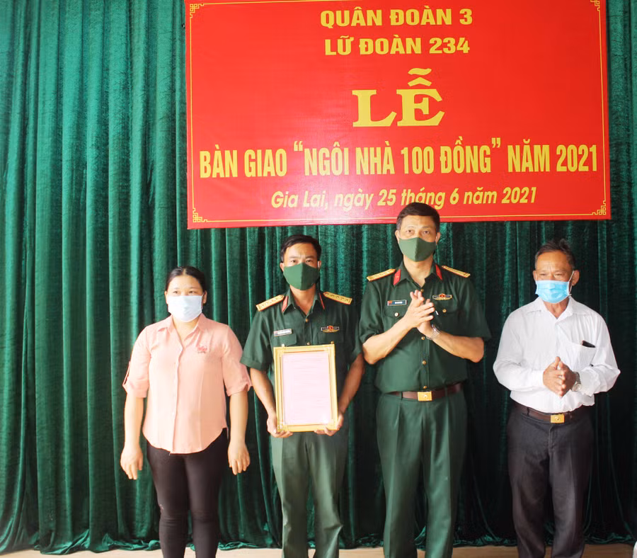 Đại úy Nguyễn Cảnh Trường, nhận quyết định trao tặng “Ngôi nhà 100 đồng ”