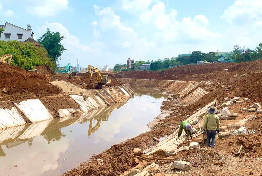 Dự án kè chống sạt lở suối Hội Phú (TP. Pleiku) đang được đẩy nhanh tiến độ thi công sau nhiều năm ì ạch. Ảnh: Hà Duy
