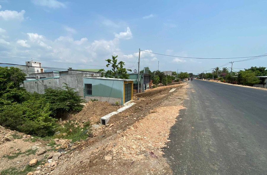 Mặt đường được nâng lên quá cao so với trước đây khiến nhiều nhà dân thôn Quyết Thắng (xã Ia Sao, thị xã Ayun Pa) lọt thỏm bên dưới. Ảnh: Nguyễn Sang