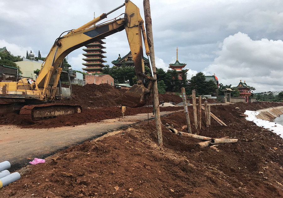 Đoạn kè sụt lún. Ảnh: Nguyễn Diệp