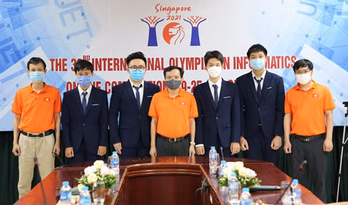 Lãnh đạo Cục Quản lý chất lượng - Bộ Giáo dục và Đào tạo cùng các học sinh Việt Nam dự thi Olympic Tin học quốc tế năm 2021 Ảnh: TTXVN