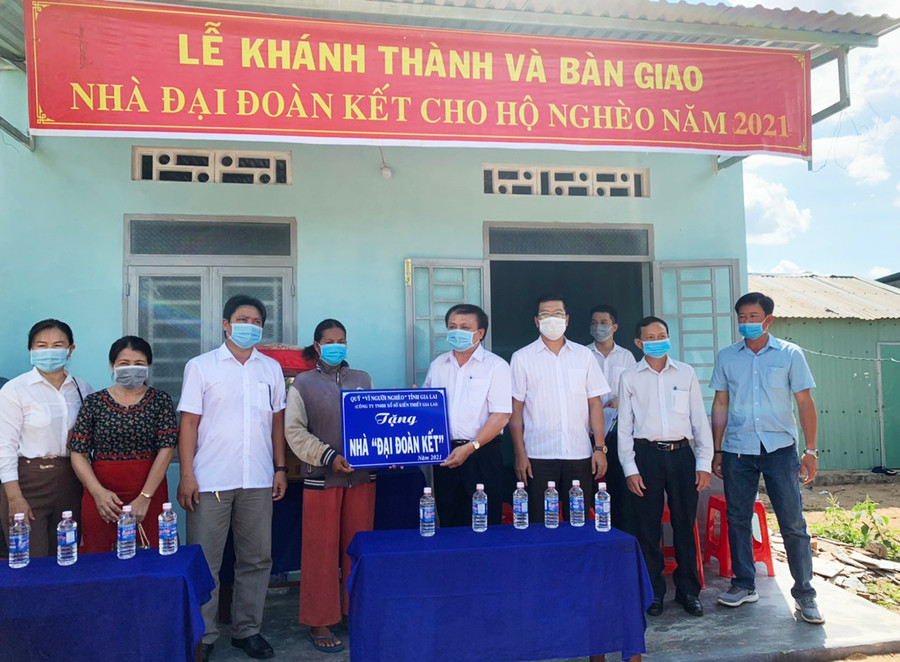 Đại diện nhà tài trợ trao nhà "Đại đoàn kết" cho bà Rcom H'Nữ (tổ 1, phường Đoàn Kết). Ảnh: Vũ Chi Đại diện nhà tài trợ Công ty Xổ số kiến thiết Gia Lai và lãnh đạo UBND, MTTQ Việt Nam thị xã Ayun Pa trao nhà Đại Đoàn Kết cho bà Rcom H'Nữ (tổ 1, phường Đoàn Kết). Ảnh: Vũ Chi