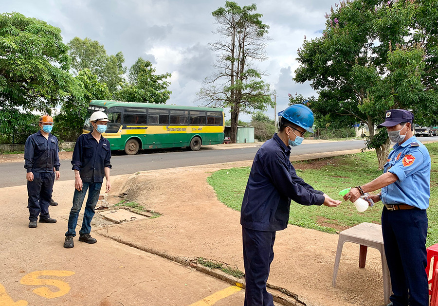  Công nhân Công ty TNHH Olam-Chi nhánh Gia Lai thực hiện nghiêm việc đeo khẩu trang, rửa tay sát khuẩn và đo thân nhiệt trước khi vào làm việc. Ảnh: Như Nguyện