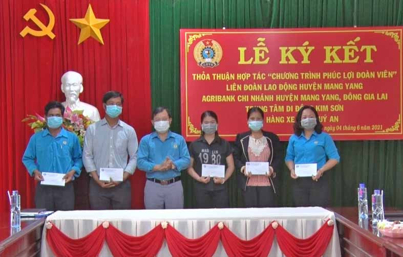 Liên đoàn lao động huyện Mang Yang trao tặng quà cho các đoàn viên có hoàn cảnh đặc biệt khó khăn. Ảnh: Hà Phương