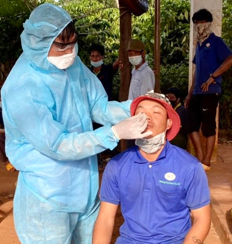 Nhân viên y tế Trung tâm Kiểm soát bệnh tật tỉnh lấy mẫu xét nghiệm cho người dân là các trường hợp F2 của bệnh nhân 13486 tại làng Yon Tok, xã Ia Glai để tầm soát Covid-19. Ảnh: Như Nguyện  Nhân viên y tế Trung tâm Kiểm soát bệnh tật tỉnh lấy mẫu xét nghiệm cho người dân là các trường hợp F2 của bệnh nhân 13486 tại làng Yon Tok, xã Ia Glai để tầm soát Covid-19. Ảnh: Như Nguyện