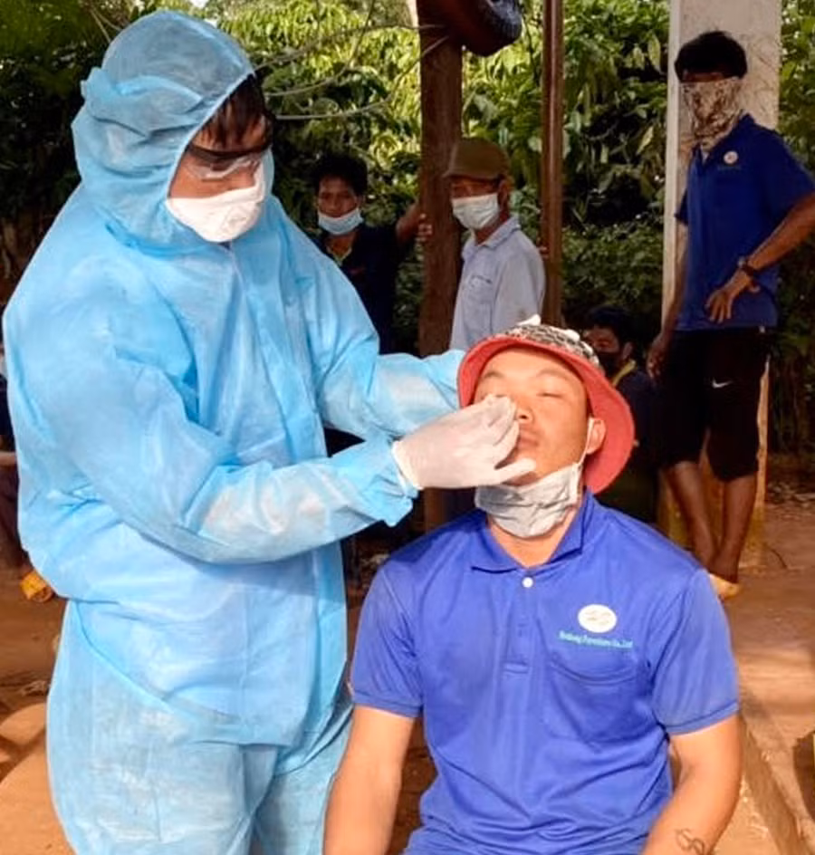  Nhân viên y tế Trung tâm Kiểm soát bệnh tật tỉnh lấy mẫu xét nghiệm cho người dân là các trường hợp F2 của bệnh nhân 13486 tại làng Yon Tok, xã Ia Glai để tầm soát Covid-19. Ảnh: Như Nguyện