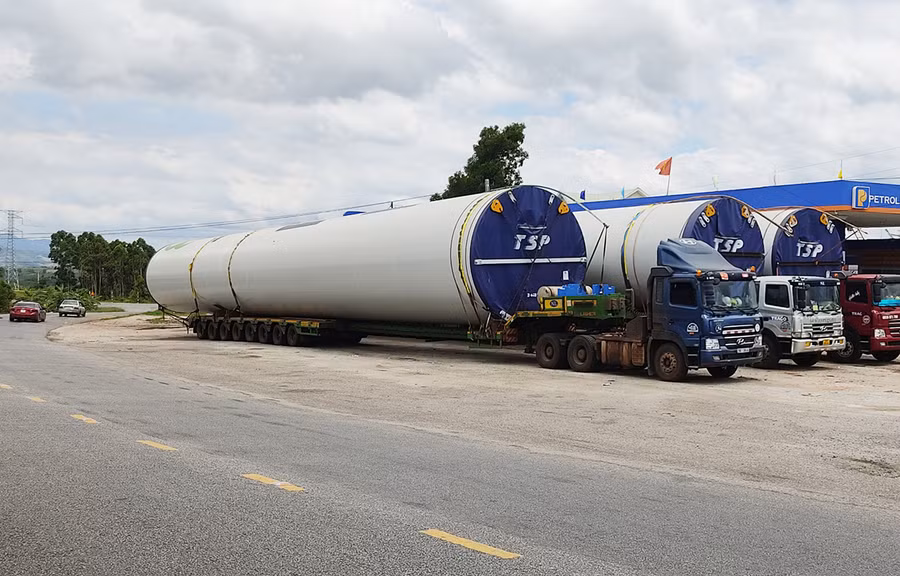  Nhiều dự án điện gió trên địa bàn tỉnh được Tổng cục Đường bộ Việt Nam cấp phép lưu hành xe quá khổ vận chuyển hàng siêu trường siêu trọng đưa các thiết bị điện gió đến công trình lắp đặt. Ảnh: Minh Nguyễn