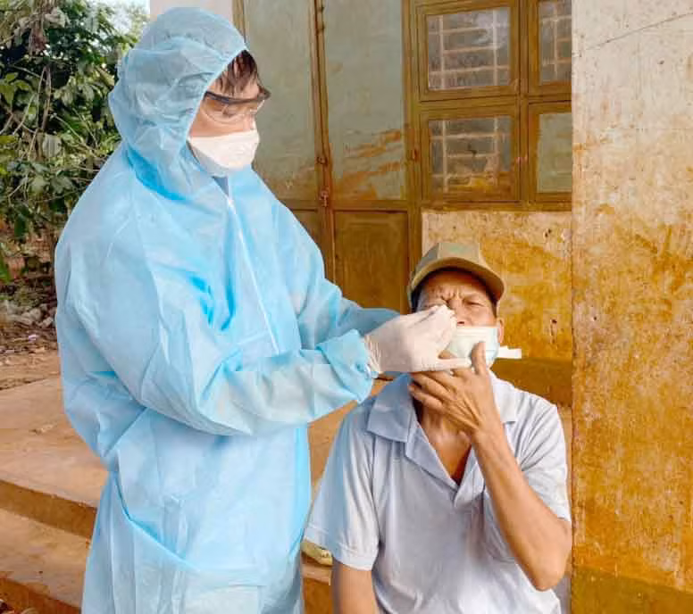 Cán bộ Trung tâm Kiểm soát bệnh tật tỉnh lấy mẫu xét nghiệm tại làng Kon Tok, xã Ia Glai, huyện Chư Sê. Ảnh: Như Nguyện