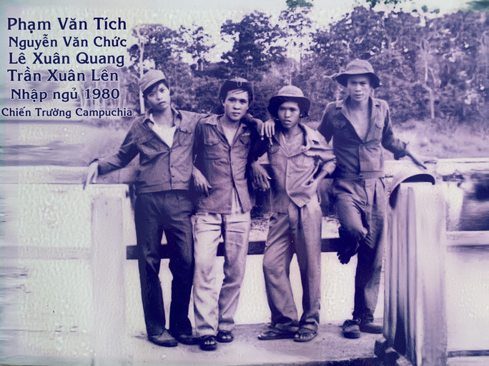 Tác giả (bìa phải) cùng đồng đội ở Chiến trường Campuchia năm 1980. (Ảnh do tác giả cung cấp) Tác giả (bìa phải) cùng đồng đội ở Chiến trường Campuchia năm 1980. (Ảnh do tác giả cung cấp)