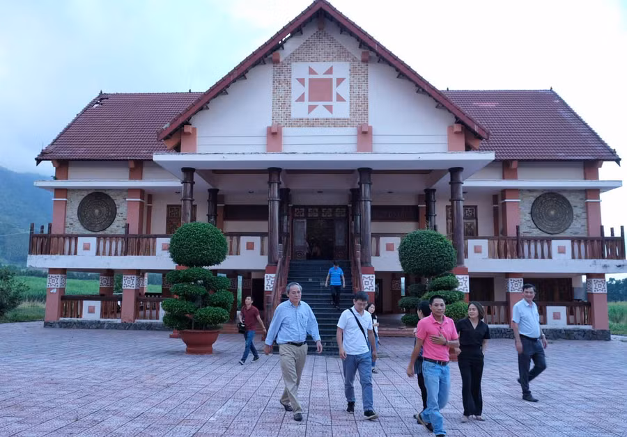 Chuyến thăm Nhà lưu niệm Anh hùng Núp (xã Tơ Tung, huyện Kbang) của đoàn khảo sát du lịch cộng đồng vào tháng 11-2020. Ảnh: Minh Châu