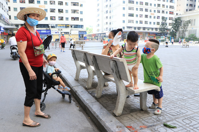 Bé Quang cùng em trai được bà cho ra ngoài ít phút sau những ngày bí bách trong phòng. Ảnh: Gia Khiêm Bé Quang cùng em trai được bà cho ra ngoài ít phút sau những ngày bí bách trong phòng. Ảnh: Gia Khiêm