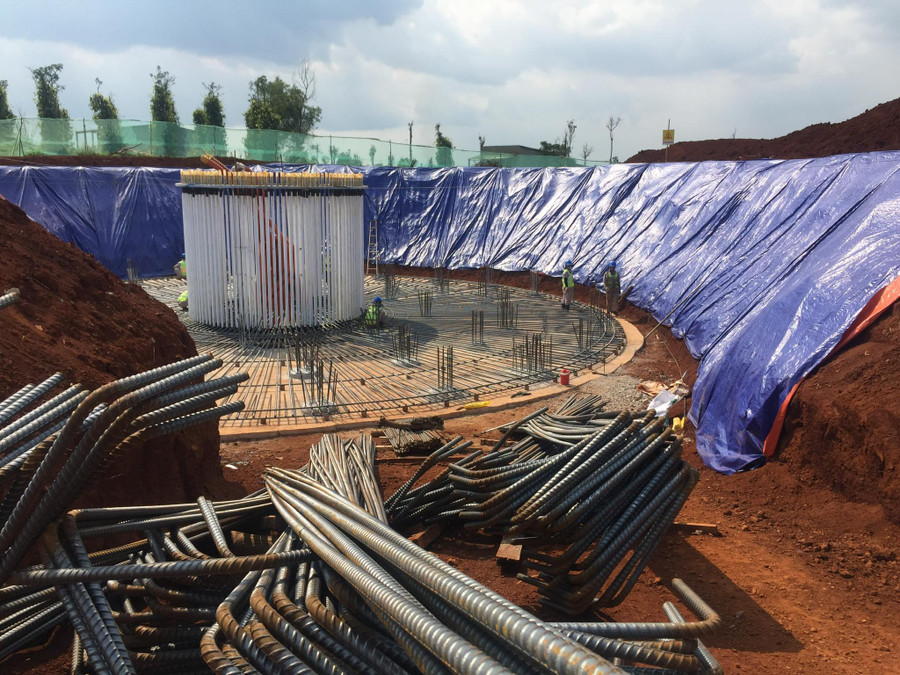 Một chân cột điện gió đang được thi công