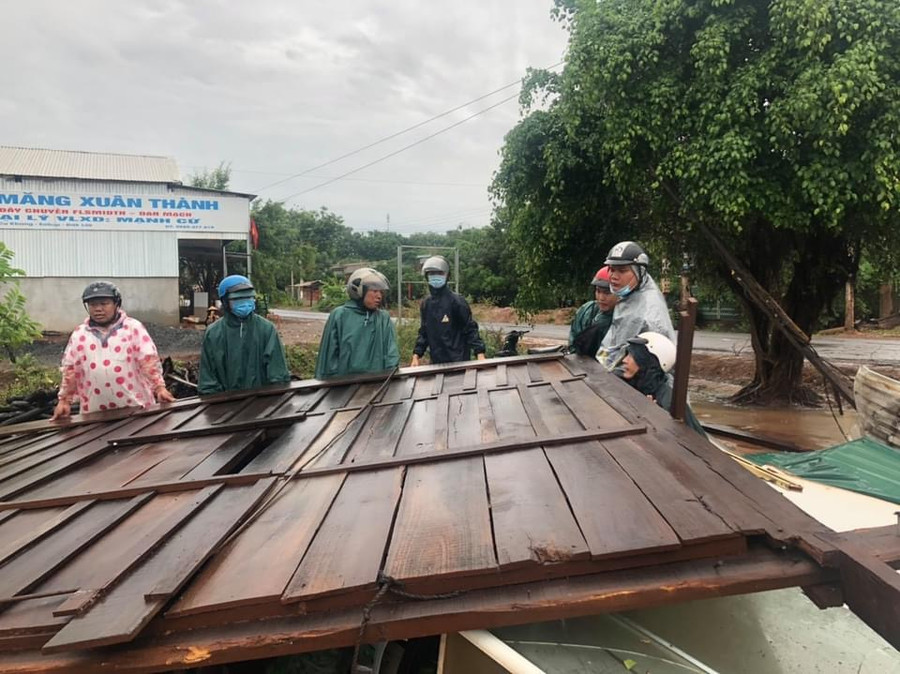 Mưa dông bất ngờ tại xã Cư Kbang, huyện Ea Súp (Đắk Lắk) vào ngày 8-6. Ảnh: Tổng cục Phòng chống thiên tai