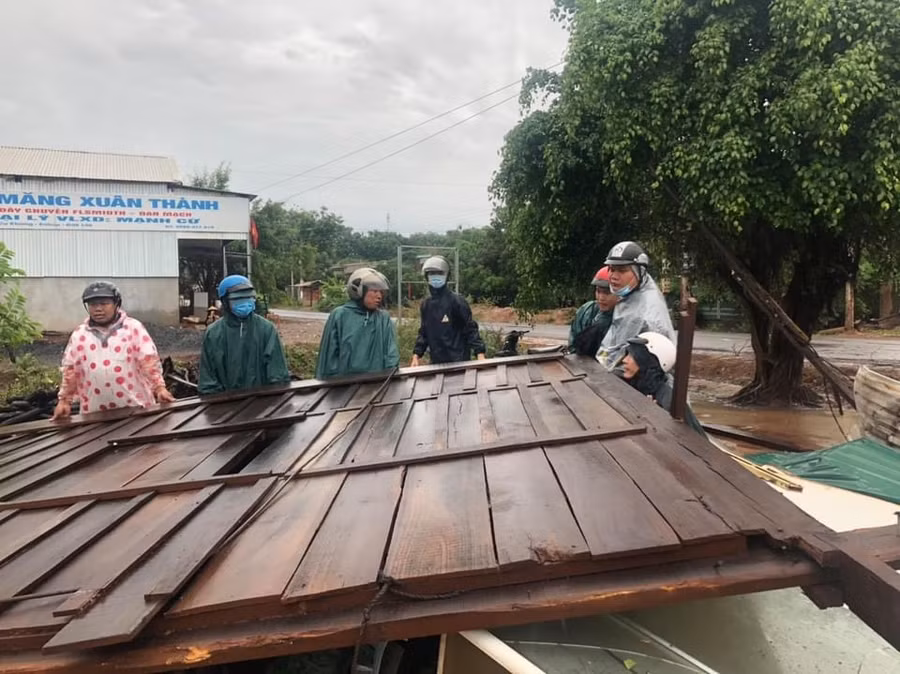 Mưa dông bất ngờ tại xã Cư Kbang, huyện Ea Súp (Đắk Lắk) vào ngày 8-6. Ảnh: Tổng cục Phòng chống thiên tai Mưa dông bất ngờ tại xã Cư Kbang, huyện Ea Súp (Đắk Lắk) vào ngày 8-6. Ảnh: Tổng cục Phòng chống thiên tai