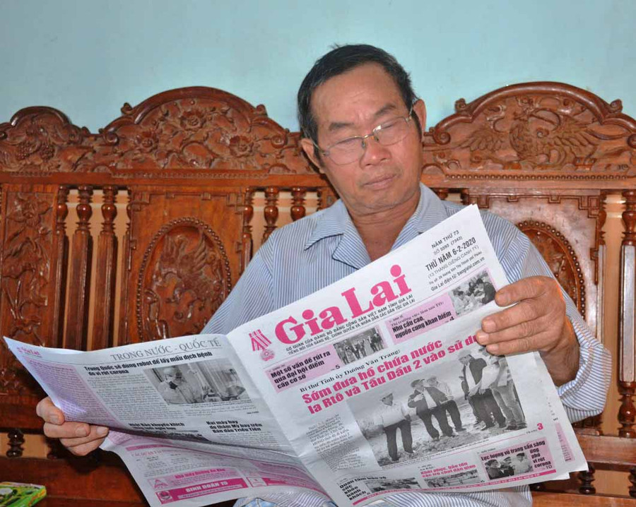 Cựu chiến binh Hoàng Bá Sự (xã Bàu Cạn, huyện Chư Prông) đọc báo Gia Lai mỗi ngày. Ảnh: Lệ Hằng