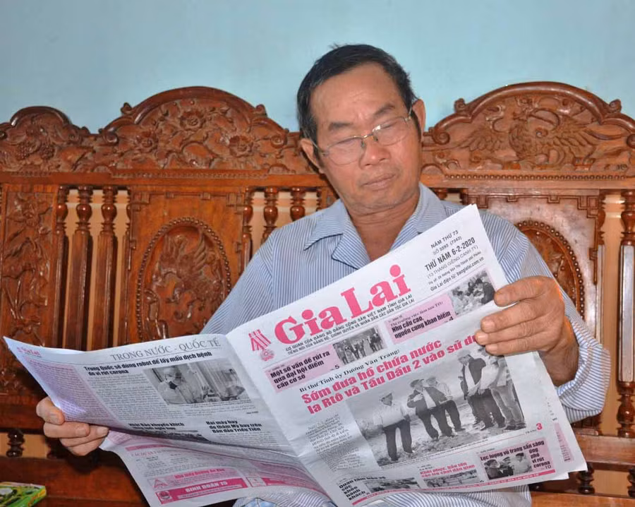 Cựu chiến binh Hoàng Bá Sự (xã Bàu Cạn, huyện Chư Prông) đọc báo Gia Lai mỗi ngày. Ảnh: Lệ Hằng