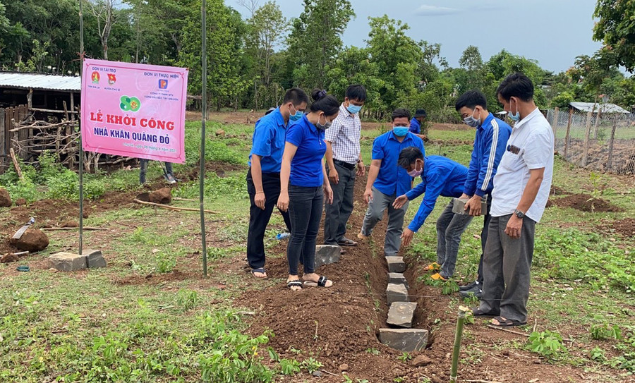 Huyện Đoàn Chư Sê khởi công xây dựng nhà Khăn quàng đỏ cho em Ksor Sao (lớp 1, Trường Tiểu học Nguyễn Công Trứ, xã Hbông, huyện Chư Sê). Ảnh: Phan Lài