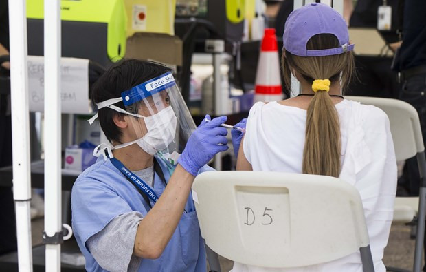 Tiêm vaccine ngừa COVID-19 tại Canada. (Ảnh: THX/TTXVN) Tiêm vaccine ngừa COVID-19 tại Canada. (Ảnh: THX/TTXVN)