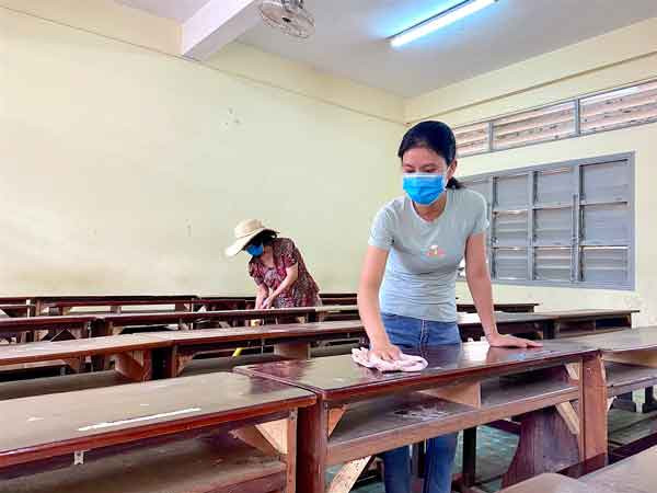 Giáo viên, nhân viên Trường THPT Pleiku vệ sinh bàn ghế, phòng học để chuẩn bị phục vụ cho Kỳ thi tuyển sinh vào lớp 10 của Trường THPT chuyên Hùng Vương. Ảnh: Mộc Trà