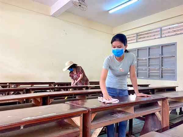 Giáo viên, nhân viên Trường THPT Pleiku vệ sinh bàn ghế, phòng học để chuẩn bị phục vụ cho Kỳ thi tuyển sinh vào lớp 10 của Trường THPT chuyên Hùng Vương. Ảnh: Mộc Trà