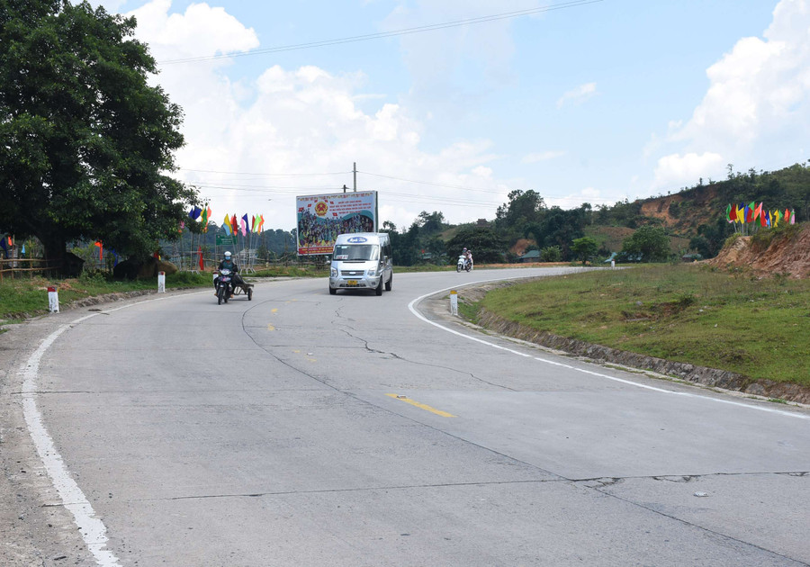 Lái xe cần cẩn trọng mỗi khi qua đèo Lò Xo. Ảnh: PN Lái xe cần cẩn trọng mỗi khi qua đèo Lò Xo. Ảnh: PN