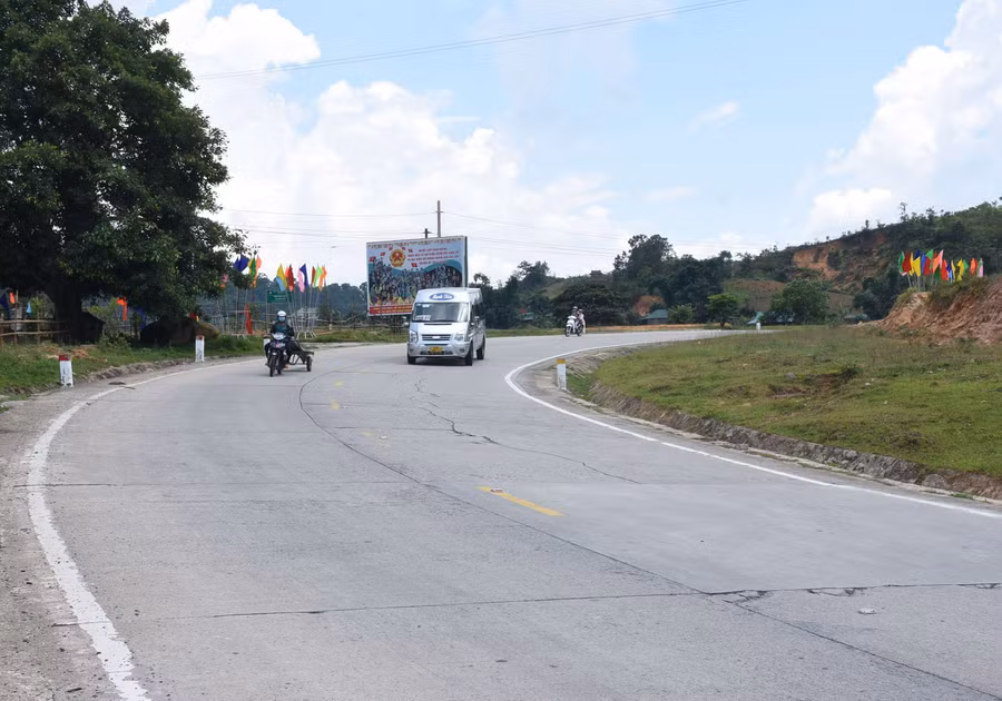 Lái xe cần cẩn trọng mỗi khi qua đèo Lò Xo. Ảnh: PN