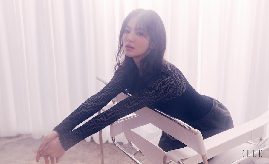 Lối trang điểm nhẹ nhàng cùng góc chụp cận cảnh giúp mỹ nhân 8X khoe được làn da trắng hồng. Đặc biệt, gương mặt của cô không hề xuất hiện nếp nhăn dù năm nay đã 40 tuổi. Song Hye Kyo còn cho thấy thân hình thon gọn và toát lên phong thái sang chảnh trong bộ ảnh. ẢNH: ELLE SINGAPORE