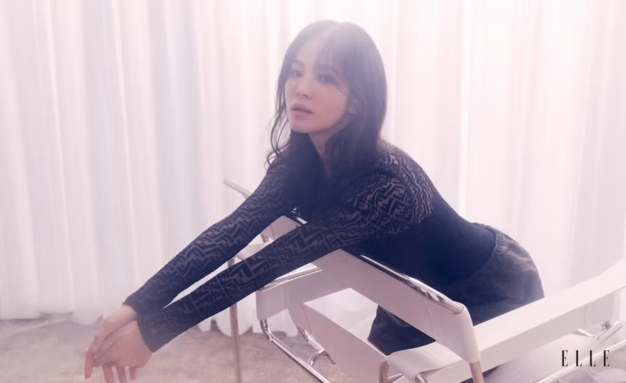 Lối trang điểm nhẹ nhàng cùng góc chụp cận cảnh giúp mỹ nhân 8X khoe được làn da trắng hồng. Đặc biệt, gương mặt của cô không hề xuất hiện nếp nhăn dù năm nay đã 40 tuổi. Song Hye Kyo còn cho thấy thân hình thon gọn và toát lên phong thái sang chảnh trong bộ ảnh. ẢNH: ELLE SINGAPORE