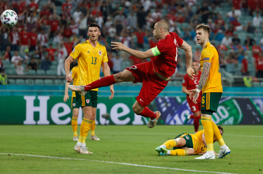 Burak Yilmaz bỏ lỡ cơ hội tốt nhất của đội tuyển Thổ Nhĩ Kỳ. Ảnh: REUTERS