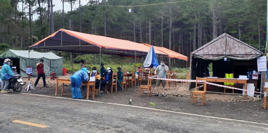 Chốt kiểm tra phòng dịch Covid-19 trên QL 27C, thuộc H.Lạc Dương, tỉnh Lâm Đồng. ẢNH: LÂM VIÊN
