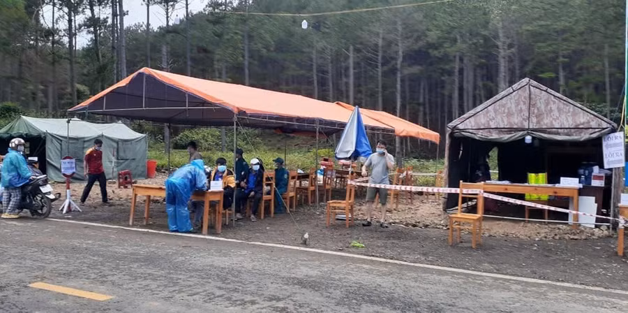 Chốt kiểm tra phòng dịch Covid-19 trên QL 27C, thuộc H.Lạc Dương, tỉnh Lâm Đồng. ẢNH: LÂM VIÊN
