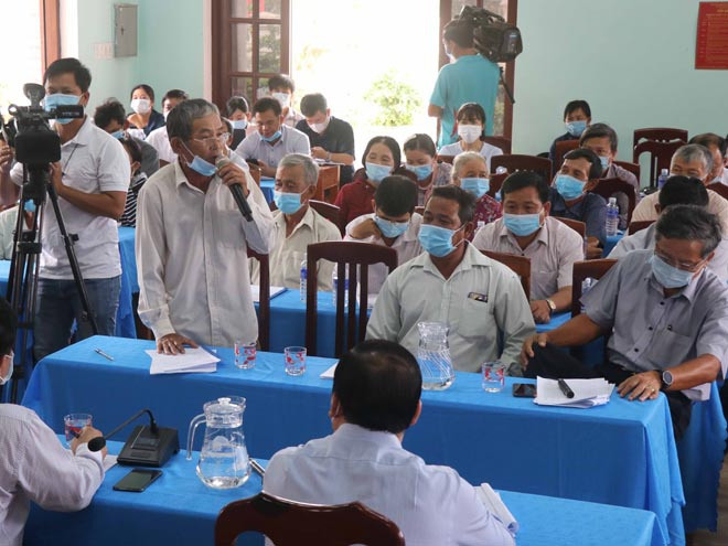 Người dân thôn Vĩnh Hội trình bày ý kiến tại buổi đối thoại ẢNH: HOÀNG TRỌNG Người dân thôn Vĩnh Hội trình bày ý kiến tại buổi đối thoại ẢNH: HOÀNG TRỌNG