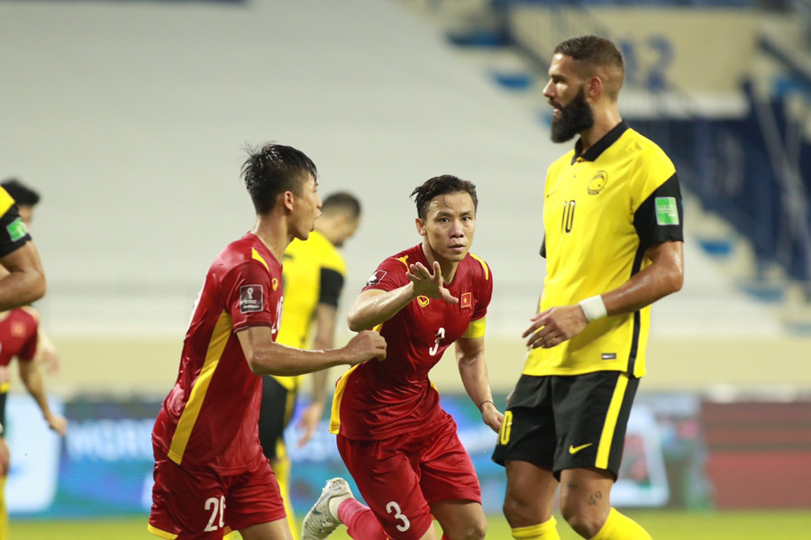 Tiền vệ nhập tịch Liridon (phải) cao to nhưng chậm chạp và thi đấu thiếu quyết tâm - Ảnh: NGỌC LINH Tiền vệ nhập tịch Liridon (phải) cao to nhưng chậm chạp và thi đấu thiếu quyết tâm - Ảnh: NGỌC LINH