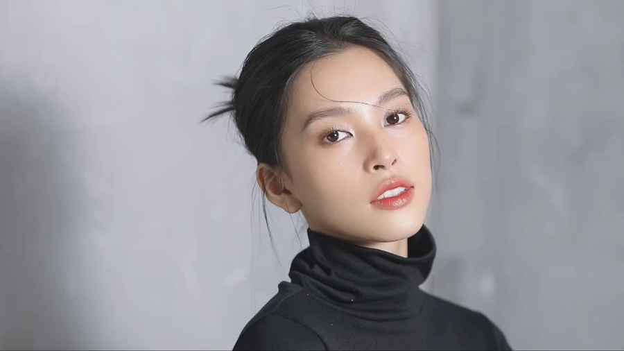 Mới đây, Hoa hậu Tiểu Vy khiến người hâm mộ trầm trồ khi khoe vẻ đẹp ngọt ngào, nữ tính qua video mới. ẢNH: NVCC