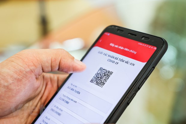 Mỗi người dân khi tiêm xong sẽ được cấp một mã QR. (Ảnh: Minh Sơn/Vietnam+)