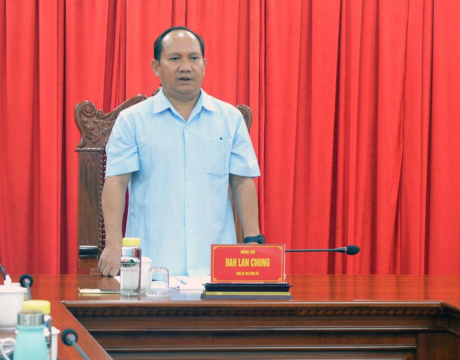 Phó Bí thư Tỉnh ủy Rah Lan Chung phát biểu tại buổi làm việc. Ảnh: Anh Huy
