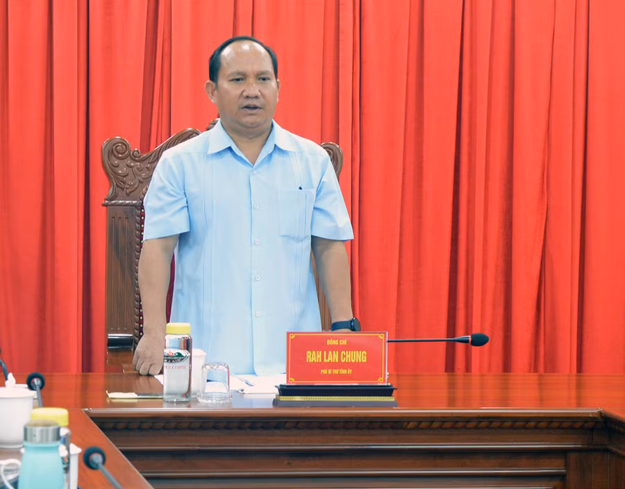 Phó Bí thư Tỉnh ủy Rah Lan Chung phát biểu tại buổi làm việc. Ảnh: Anh Huy