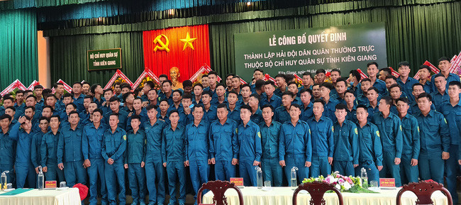 Hải đội dân quân vừa được công bố thành lập tại Kiên Giang. Lực lượng này được giao làm nhiều nhiệm vụ trên biển và được trang bị nhiều tàu, vũ khí chuyên dụng, phương tiện kỹ thuật (Ảnh: Huỳnh Xây) Hải đội dân quân vừa được công bố thành lập tại Kiên Giang. Lực lượng này được giao làm nhiều nhiệm vụ trên biển và được trang bị nhiều tàu, vũ khí chuyên dụng, phương tiện kỹ thuật (Ảnh: Huỳnh Xây)
