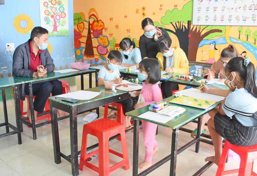 Một buổi học của những học viên trong lớp vẽ đặc biệt. Ảnh: Phương Duyên