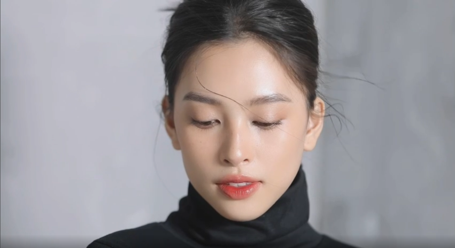 Đăng quang ngôi vị cao nhất của Hoa hậu Việt Nam 2018, Tiểu Vy thường xuyên xuất hiện trong những bộ cánh lộng lẫy tại nhiều sự kiện. Tuy nhiên, khi không trang điểm đậm hay diện những trang phục quyến rũ, người đẹp vẫn toát lên vẻ xinh đẹp, trong sáng đúng tuổi. ẢNH: NVCC