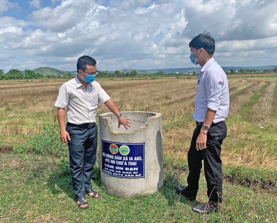 Bể chứa rác thải nông nghiệp ở xã Ia Ake (huyện Phú Thiện) góp phần làm sạch đồng ruộng. Ảnh: Hoành Sơn Bể chứa rác thải nông nghiệp ở xã Ia Ake góp phần làm sạch đồng ruộng. Ảnh: Hoành Sơn