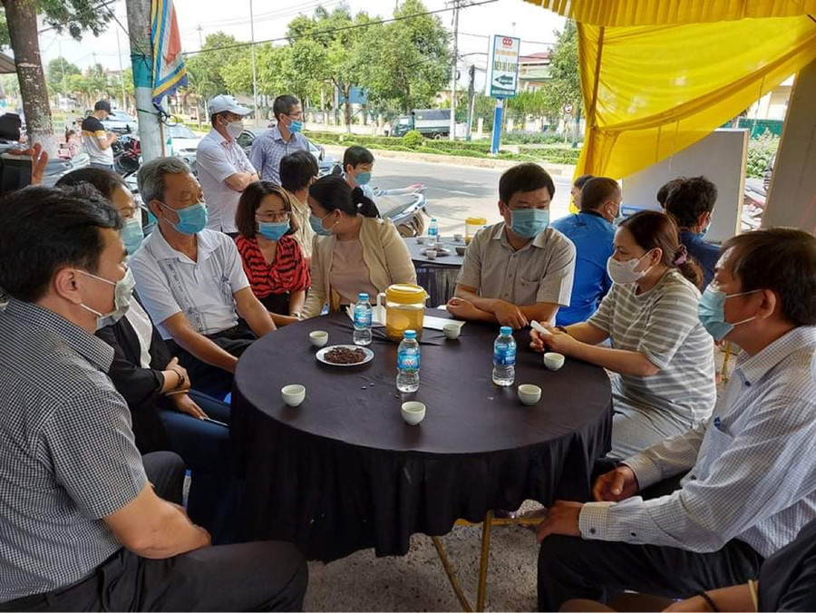 Đoàn công tác của UBND TP. Pleiku đến thăm hỏi, động viên gia đình cháu Tâm. Ảnh: Văn Ngọc Đoàn công tác của UBND TP. Pleiku đến thăm hỏi động viên gia đình cháu Tâm. Ảnh: Văn Ngọc