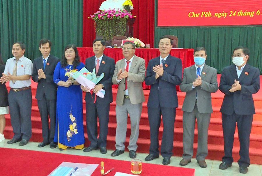 Các chức danh HĐND, UBND huyện Chư Păh khóa VI ra mắt nhận nhiệm vụ. Ảnh: Nam An 