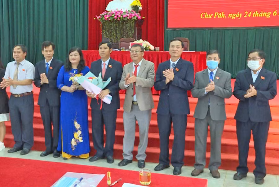 Các chức danh HĐND, UBND huyện Chư Păh khóa VI ra mắt nhận nhiệm vụ. Ảnh: Nam An 