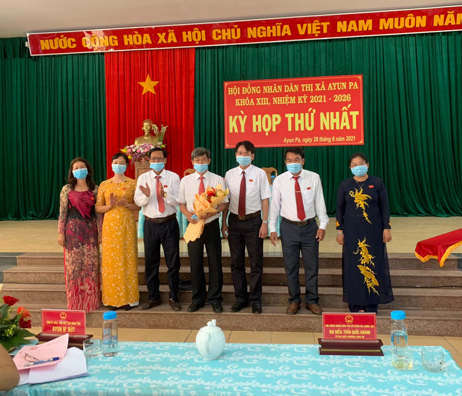 Các đồng chí là Chủ tịch, Phó Chủ tịch, Trưởng ban, Phó Trưởng ban HĐND thị xã ra mắt nhận nhiệm vụ. Ảnh: Vũ Chi