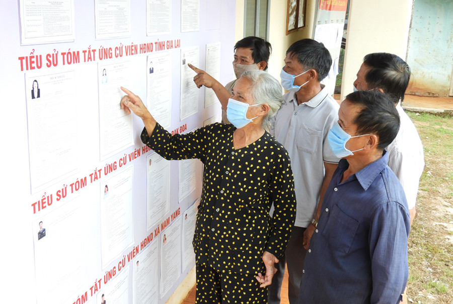 Đak Đoa công bố danh sách người trúng cử đại biểu HĐND huyện nhiệm kỳ 2021-2026 ảnh 1 Cử tri xã Nam Yang huyện Đak Đoa xem tiểu sử người ứng cử đại biểu HĐND các cấp nhiệm kỳ 2021-2026. Ảnh: Thanh Nhật